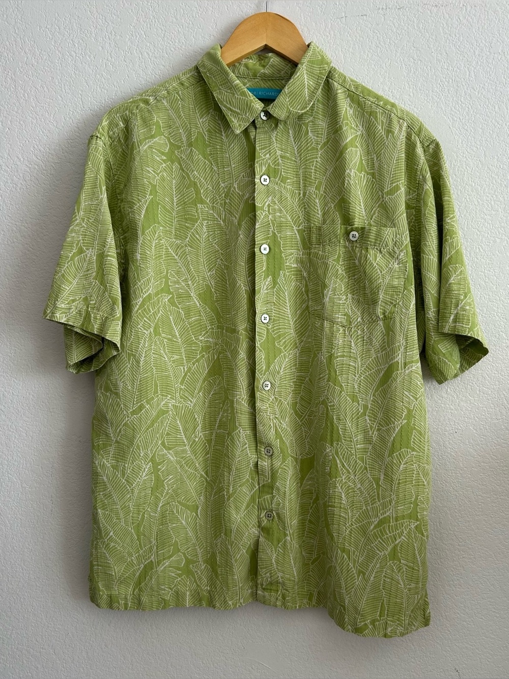 Men’s Tori Richard Green Tropical Pattern Button Down Short Sleeve Shirt. Large